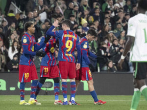 Los jugadores del Barcelona celebran el segundo gol del equipo en el partido de octavos de final de Copa del Rey que Racing de Santander y FC Barcelona disputaron en El Sardinero, en la capital cántabra. EFE/Pedro Puente Hoyos