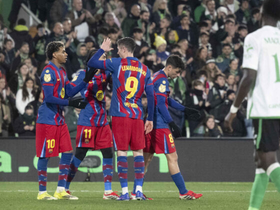 Los jugadores del Barcelona celebran el segundo gol del equipo en el partido de octavos de final de Copa del Rey que Racing de Santander y FC Barcelona disputaron en El Sardinero, en la capital cántabra. EFE/Pedro Puente Hoyos