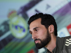El nuevo entrenador del Real Madrid Álvaro Arbeloa durante la rueda de prensa tras el entrenamiento del equipo en la Ciudad Deportiva de Valdebebas en Madrid este martes. El Real Madrid se enfrenta mañana al Albacete en un partido de octavos de final de la Copa del Rey. EFE/ J.J. Guillén