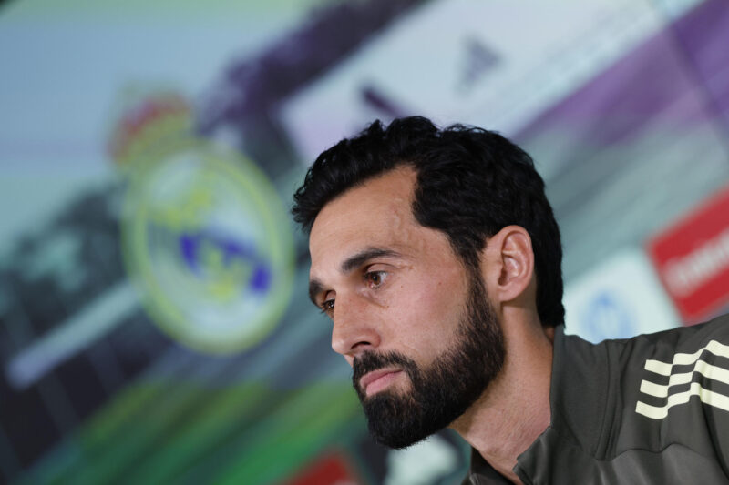 El nuevo entrenador del Real Madrid Álvaro Arbeloa durante la rueda de prensa tras el entrenamiento del equipo en la Ciudad Deportiva de Valdebebas en Madrid este martes. El Real Madrid se enfrenta mañana al Albacete en un partido de octavos de final de la Copa del Rey. EFE/ J.J. Guillén