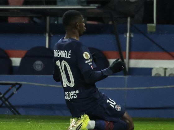 Ousmane Dembele, del PSG, celebra la anotación del 1-0 durante el partido de la Ligue 1 francesa disputado este viernes frente al Lille. EFE/MOHAMMED BADRA