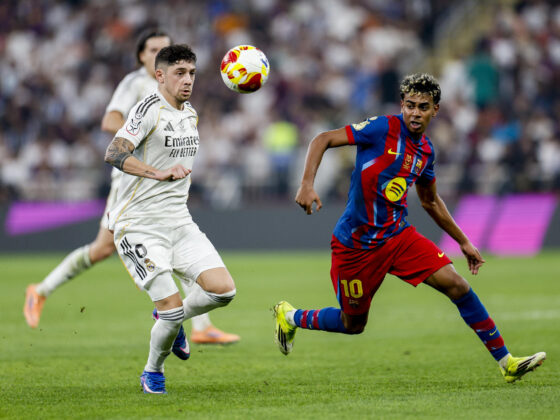 El delantero del FC Barcelona Lamine Yamal (d) disputa un balón con el centrocampista del Real Madrid Fede Valverde (i) durante la final de la Supercopa de España entre el FC Barcelona y el Real Madrid, el domingo 11 de enero en el estadio Ciudad Deportiva del Rey Abdalá de Yeda (Arab Saudí). EFE/ Kai Försterling