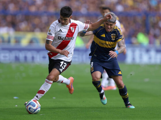 Imagen de archivo de Carlos Palacios (d) de Boca disputa el balón con Lautaro Rivero de River en un partido del torneo Clausura en Argentina. EFE/ Adan González