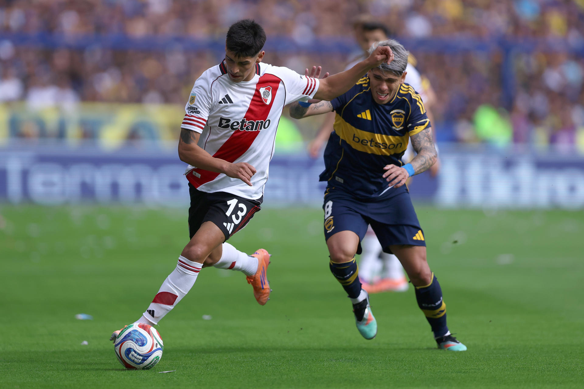 Imagen de archivo de Carlos Palacios (d) de Boca disputa el balón con Lautaro Rivero de River en un partido del torneo Clausura en Argentina. EFE/ Adan González

