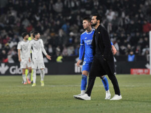 El entrenador del Real Madrid Álvaro Arbeloa (d) y el argentino Franco Mastantuono (2d) durante el partido de octavos de final de la Copa del Rey que Albacete Balompié y Real Madrid disputaron en el estadio Carlos Belmonte. EFE/Manu