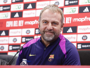 El entrenador del FC Barcelona Hansi Flick, durante rueda de prensa ofrecida tras el entrenamiento del primer equipo realizado hoy en la Ciudad Deportiva, previo al partido de octavos de final de la Copa del Rey contra el Racing de Santander. EFE/ Quique García