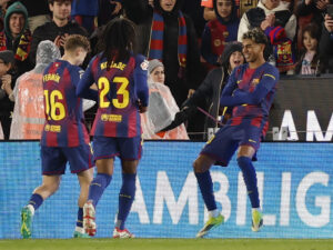 El delantero del FC Barcelona Lamine Yamal (d) celebra su gol ante el Real Oviedo, tercero para el conjunto azulgrana, durante el partido de LaLiga disputado entre el FC Barcelona y el Real Oviedo este domingo en el Camp Nou en Barcelona. EFE/Andreu Dalmau