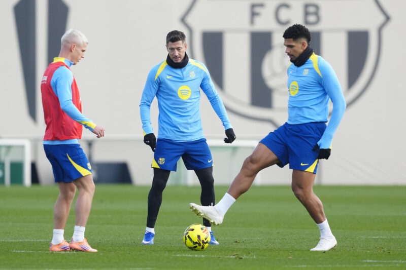El delantero del FC Barcelona, Robert Lewandowski (c) junto a sus compañeros Dani Olmo (i) y Ronald Araújo (d) durante un entrenamiento del equipo en la ciudad deportiva Joan Gamper. EFE/Alejandro García