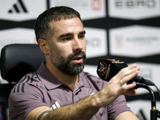 El lateral del Real Madrid Dani Carvajal ofrece una rueda de prensa este sábado en Yeda, Arabia Saudí, un día antes de la final de la Supercopa de España entre el FC Barcelona y el Real Madrid. EFE/ Kai Försterling