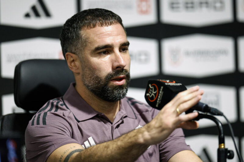 El lateral del Real Madrid Dani Carvajal ofrece una rueda de prensa este sábado en Yeda, Arabia Saudí, un día antes de la final de la Supercopa de España entre el FC Barcelona y el Real Madrid. EFE/ Kai Försterling