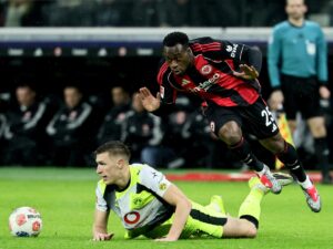 Kalimuendo, en una jugada con Nico Schlotterbeck. EFE/EPA/RONALD WITTEK.