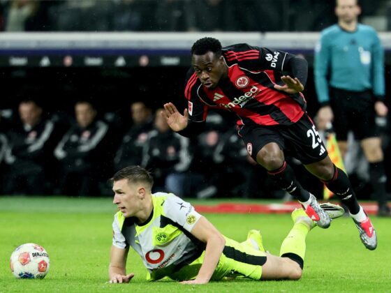 Kalimuendo, en una jugada con Nico Schlotterbeck. EFE/EPA/RONALD WITTEK.