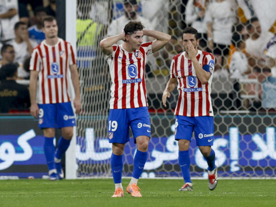 El delantero del Atlético Julián Álvarez (c), junto a Koke (D) y Alexander Sorloth, durante la semifinal de la Supercopa ante el Real Madrid, el pasado jueves. EFE/Kai Forsterling