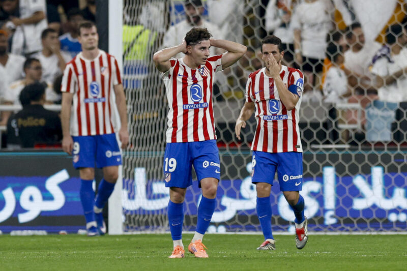 El delantero del Atlético Julián Álvarez (c), junto a Koke (D) y Alexander Sorloth, durante la semifinal de la Supercopa ante el Real Madrid, el pasado jueves. EFE/Kai Forsterling