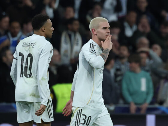 El delantero argentino del Real Madrid Franco Mastantuono celebra su gol, tercero del equipo blanco, durante el encuentro primera ronda de Liga de Campeones que Real Madrid y AS Mónaco disputaron en el estadio Santiago Bernabéu, en Madrid. EFE/Kiko Huesca