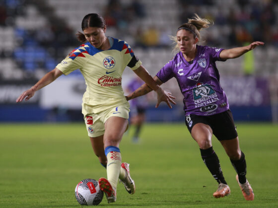 Priscila Chinchilla (d) del Pachuca disputa hoy el balón con Kiana Palacios del América en foto de archivo de David Martínez Pelcastre. EFE