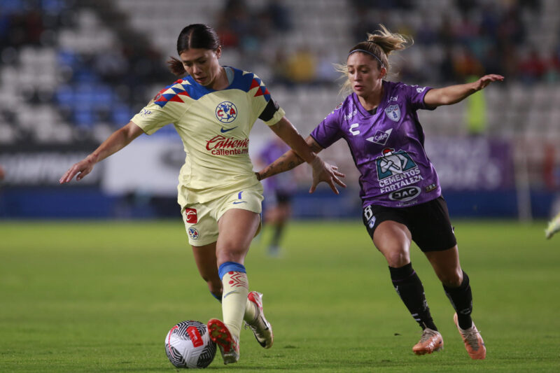 Priscila Chinchilla (d) del Pachuca disputa hoy el balón con Kiana Palacios del América en foto de archivo de David Martínez Pelcastre. EFE