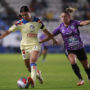 Priscila Chinchilla (d) del Pachuca disputa hoy el balón con Kiana Palacios del América en foto de archivo de David Martínez Pelcastre. EFE