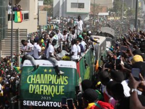 Miembros de la selección nacional de fútbol de Senegal viajan en un autobús descapotable durante el desfile de la victoria de la selección senegalesa en Dakar, Senegal. Senegal venció a Marruecos, el país anfitrión, por 1-0 en la final de la Copa Africana de Naciones de la CAF el 18 de enero de 2026. EFE/ Jerome Favre