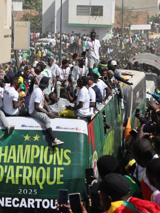 Miembros de la selección nacional de fútbol de Senegal viajan en un autobús descapotable durante el desfile de la victoria de la selección senegalesa en Dakar, Senegal. Senegal venció a Marruecos, el país anfitrión, por 1-0 en la final de la Copa Africana de Naciones de la CAF el 18 de enero de 2026. EFE/ Jerome Favre