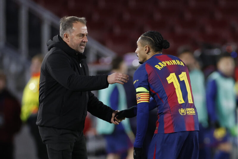 El delantero brasileño del FC Barcelona, Raphinha, celebra con el técnico blaugrana, el alemán Hansi Flick, celebran el tercer gol de su equipo durante el encuentro correspondiente a la última jornada de la fase regular de Liga de Campeones que disputaron FC Barcelona y FC Copenhague hoy miércoles en el Camp Nou. EFE/Alberto Estevez.
