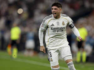 El centrocampista del Real Madrid Fede Valverde (i) celebra el 0-1 durante del partido de la Supercopa de España que van a disputar el Atlético de Madrid y el Real Madrid, este jueves en el Estadio Rey Abdullah, en Yeda. EFE/ Kai Forsterling