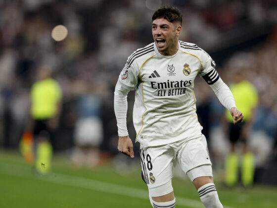 El centrocampista del Real Madrid Fede Valverde (i) celebra el 0-1 durante del partido de la Supercopa de España que van a disputar el Atlético de Madrid y el Real Madrid, este jueves en el Estadio Rey Abdullah, en Yeda. EFE/ Kai Forsterling