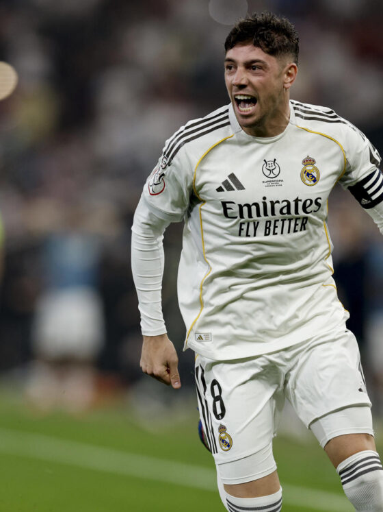 El centrocampista del Real Madrid Fede Valverde (i) celebra el 0-1 durante del partido de la Supercopa de España que van a disputar el Atlético de Madrid y el Real Madrid, este jueves en el Estadio Rey Abdullah, en Yeda. EFE/ Kai Forsterling