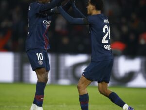 El jugador del  PSG Ousmane Dembele (I) celebra el gol alt Paris FC durante el partido de la Ligue1 que han jugado Paris Saint Germain y Paris FC en Paris, Francia, Francia. EFE/EPA/YOAN VALAT