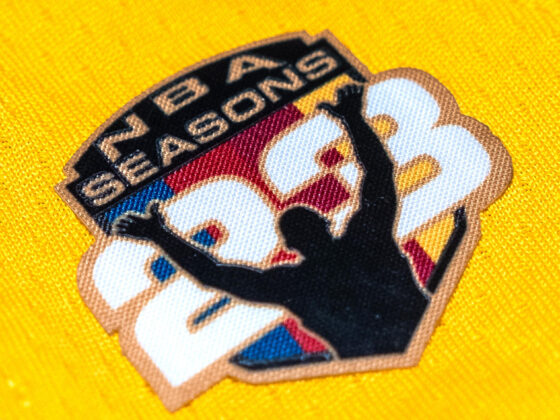 Fotografía cedida por la empresa de coleccionables Topps que muestra un parche conmemorativo que portará LeBron James por su 23ª temporada en la NBA. EFE/ Topps