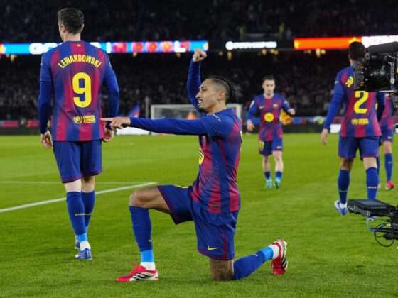 El delantero del FC Barcelona Raphinha celebra su gol ante el Real Oviedo, segundo para el conjunto azulgrana, durante el partido de LaLiga disputado entre el FC Barcelona y el Real Oviedo este domingo en el Camp Nou en Barcelona. EFE/Alejandro García