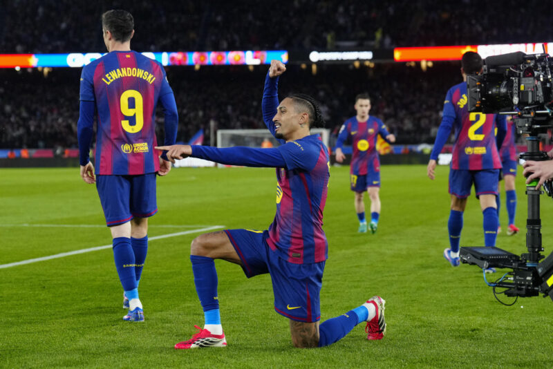 El delantero del FC Barcelona Raphinha celebra su gol ante el Real Oviedo, segundo para el conjunto azulgrana, durante el partido de LaLiga disputado entre el FC Barcelona y el Real Oviedo este domingo en el Camp Nou en Barcelona. EFE/Alejandro García