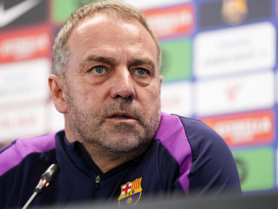 El entrenador del FC Barcelona, Hansi Flick, durante la rueda de prensa posterior al entrenamiento que el equipo azulgrana del FC Barcelona ha realizado en las instalaciones de la Ciudad Deportiva Joan Gamper para preparar el partido de LaLiga que disputarán ante el Elche. EFE/Enric Fontcuberta.