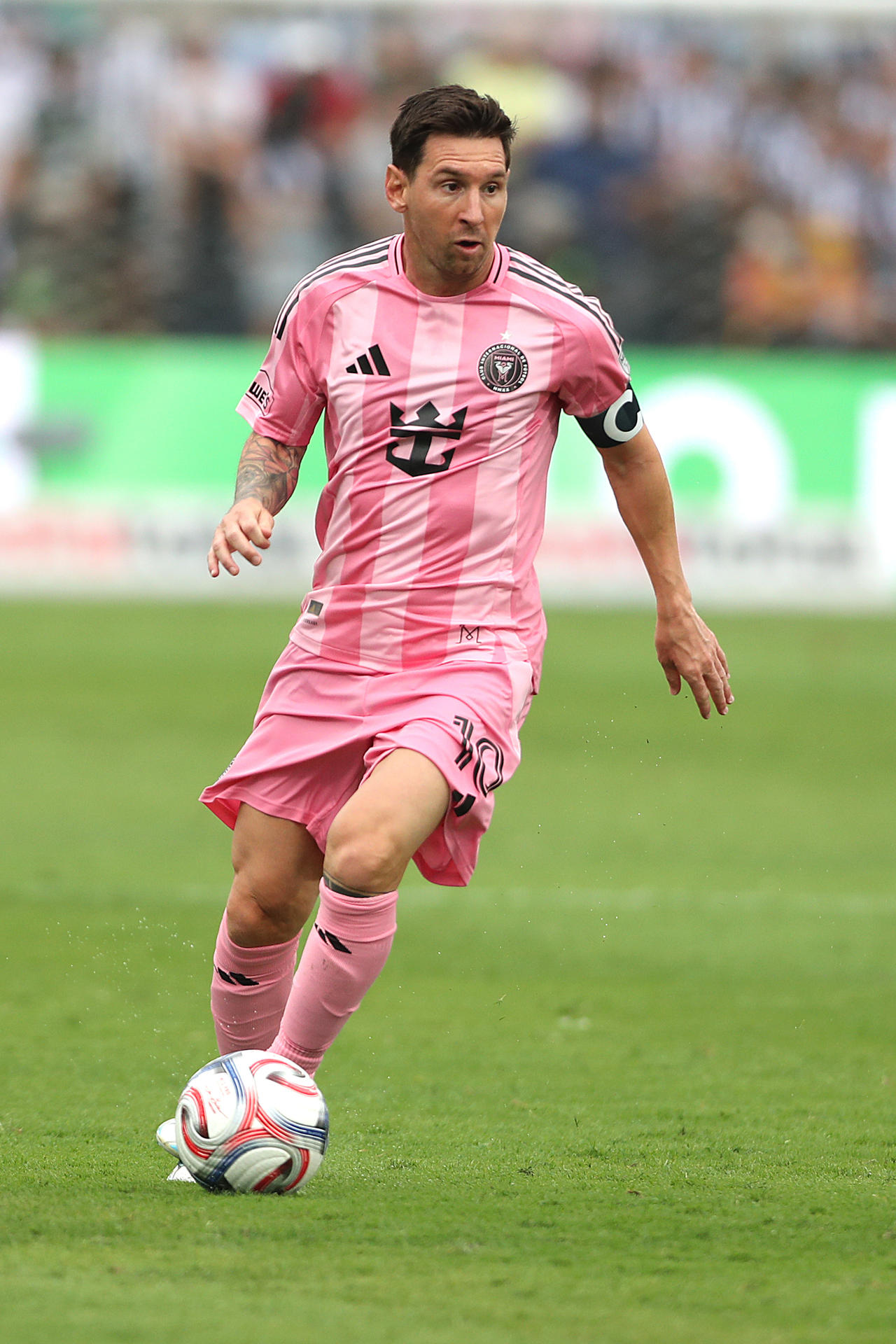 Lionel Messi, de Inter Miami, controla el balón durante un partido amistoso entre Alianza Lima e Inter Miami en el estadio Alejandro Villanueva en Lima (Perú). EFE/Paolo Aguilar
