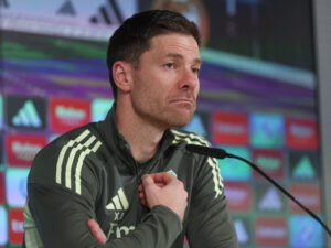 El entrenador del Real Madrid, Xabi Alonso, ofrece una rueda de prensa después del entrenamiento en la Ciudad Deportiva de Valdebebas para preparar el partido de LaLiga frente al Real Betis. EFE/Kiko Huesca