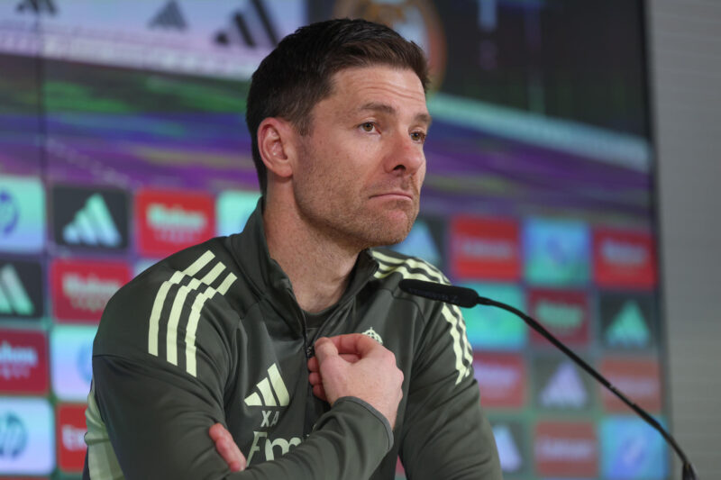 El entrenador del Real Madrid, Xabi Alonso, ofrece una rueda de prensa después del entrenamiento en la Ciudad Deportiva de Valdebebas para preparar el partido de LaLiga frente al Real Betis. EFE/Kiko Huesca
