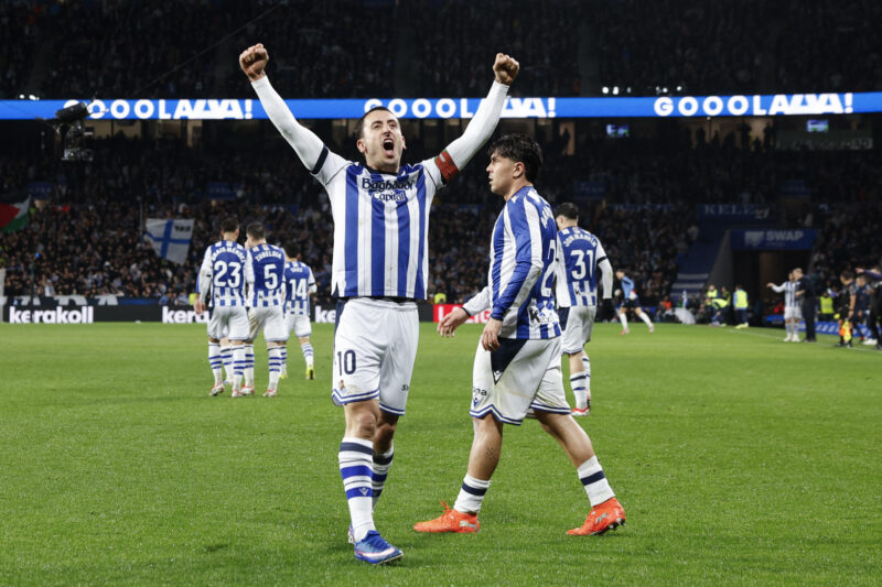 El delantero de la Real Mikel Oyarzabal celebra tras marcar ante el Barcelona, durante el partido de LaLiga EA Sports que Real Sociedad y FC Barcelona disputaron en el estadio de Anoeta, en San Sebastián. EFE/Javier Etxezarreta
