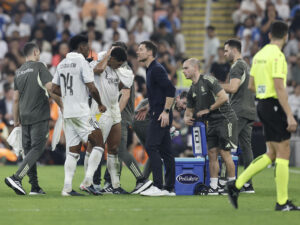 El entrenador del Real Madrid, Xabi Alonso (c), conversa con sus jugadores durante la semifinal de la Supercopa de España entre el Atlético de Madrid y el Real Madrid, este jueves en el Estadio Rey Abdullah, en Yeda. EFE/Kai Forsterling