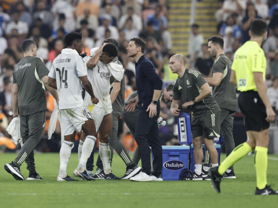 El entrenador del Real Madrid, Xabi Alonso (c), conversa con sus jugadores durante la semifinal de la Supercopa de España entre el Atlético de Madrid y el Real Madrid, este jueves en el Estadio Rey Abdullah, en Yeda. EFE/Kai Forsterling