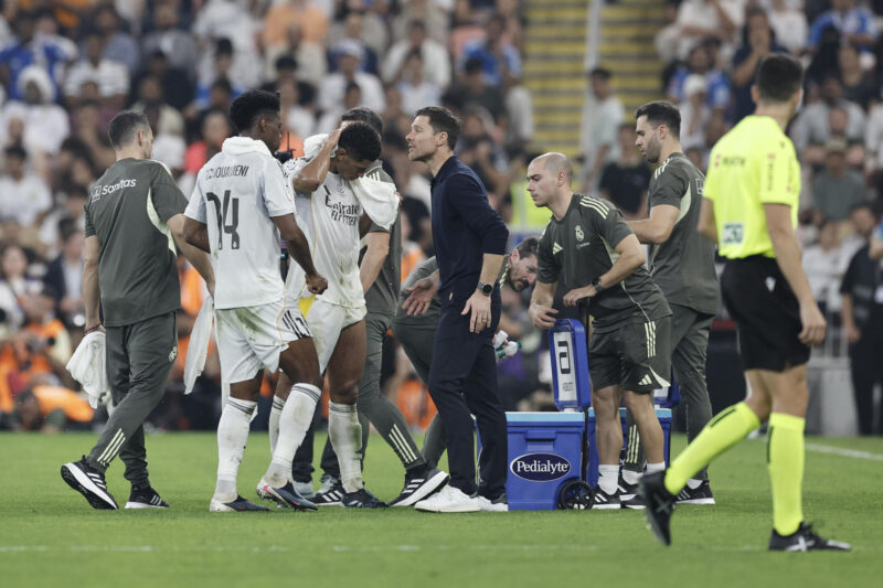 El entrenador del Real Madrid, Xabi Alonso (c), conversa con sus jugadores durante la semifinal de la Supercopa de España entre el Atlético de Madrid y el Real Madrid, este jueves en el Estadio Rey Abdullah, en Yeda. EFE/Kai Forsterling
