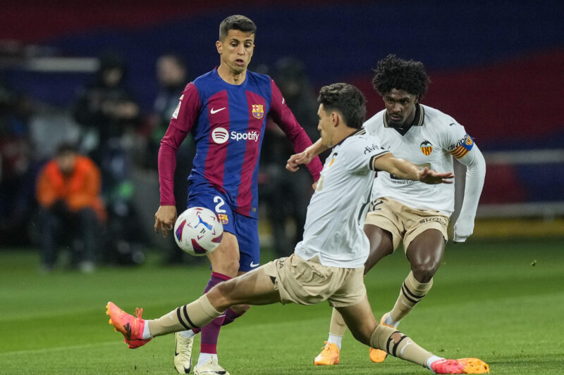 Imagen de archivo del portugués Joao Cancelo en su primera etapa como jugador del Barcelona. EFE/Enric Fontcuberta