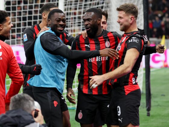 El jugador del AC Milan Niclas Fullkrug (R) celebra el gol de la victoria durante el partido que han jugado AC Milan y US Lecce en Milan, Italia. EFE/EPA/Matteo Bazzi