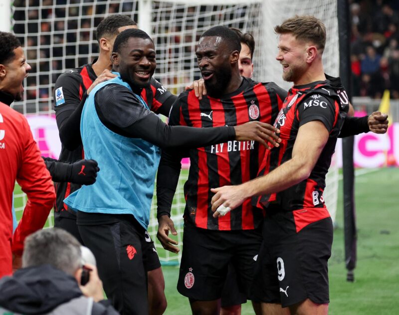 El jugador del AC Milan Niclas Fullkrug (R) celebra el gol de la victoria durante el partido que han jugado AC Milan y US Lecce en Milan, Italia. EFE/EPA/Matteo Bazzi