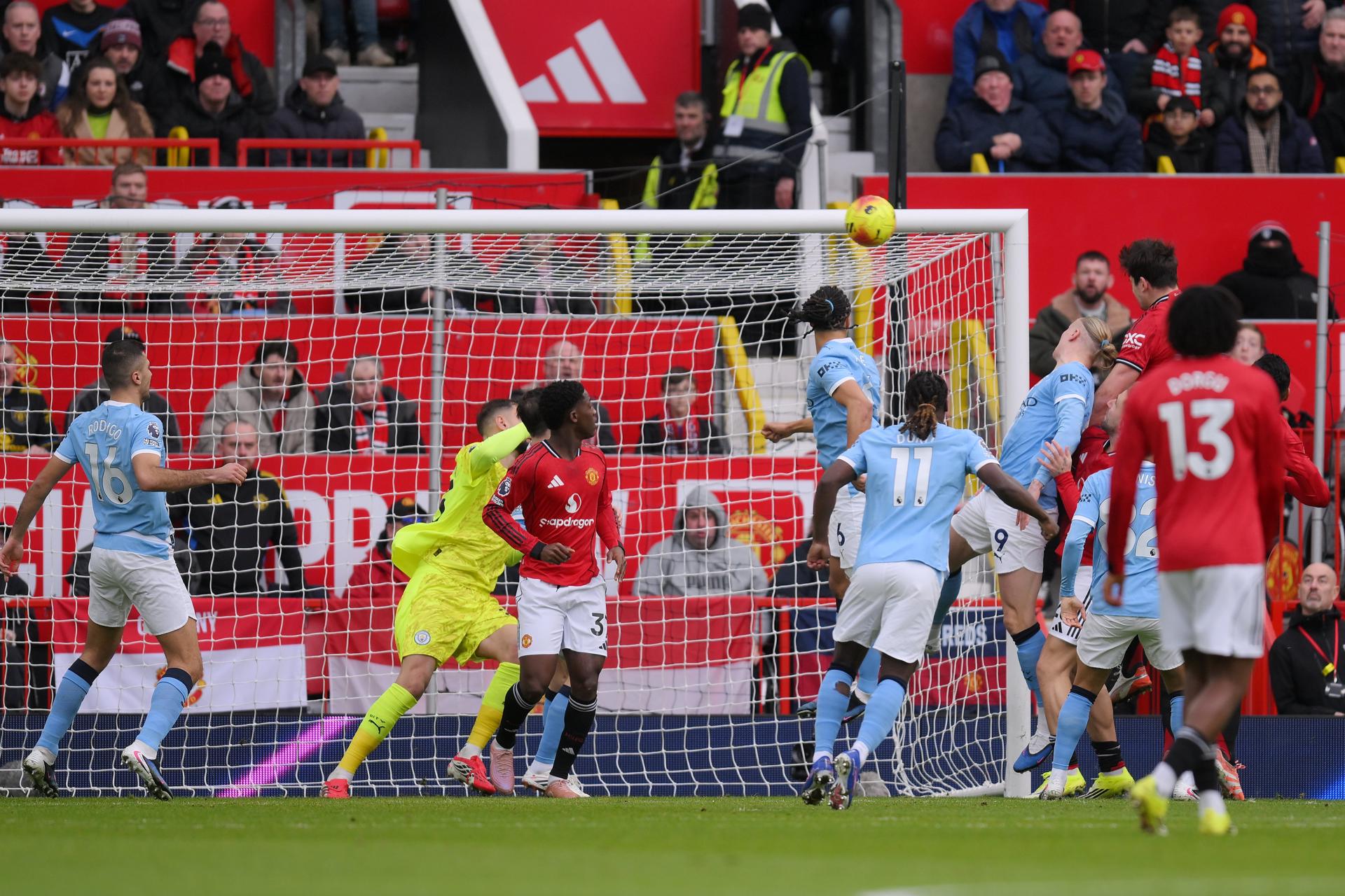 Efecto Carrick: Manchester United renace y hunde al City en el derbi El jugador del Manchester United Harry Maguire remata de cabeza durante el partido de la Premier League que han jugado Manchester United y Manchester City, en Manchester, Reino Unido. EFE/EPA/GARY OAKLE