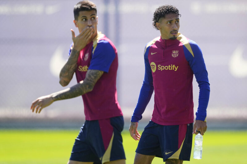 Joao Cancelo está listo para ser presentado con el Barcelona Fotografía de Alejandro García, en la que puede verse en una imagen de archivo del 3 de mayo de 2024 a Joao Cancelo (i) cuando era integrante de la plantilla del F.C. Barcelona, durante un entrenamiento. EFE