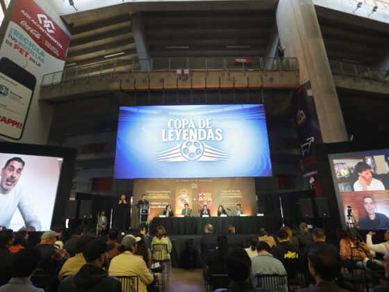 El exfutbolista español Fernando Hierro (i) habla en videoconferencia este miércoles, durante la presentación de la 'Copa Leyendas' que se disputará el próximo 3 de marzo entre el Real Madrid y Barcelona en el Estadio Akron en Guadalajara (México). EFE/ Francisco Guasco
