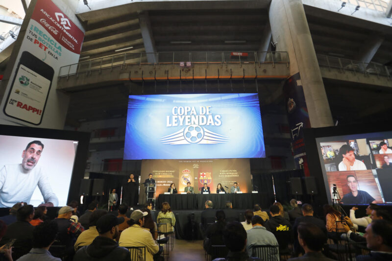 El exfutbolista español Fernando Hierro (i) habla en videoconferencia este miércoles, durante la presentación de la 'Copa Leyendas' que se disputará el próximo 3 de marzo entre el Real Madrid y Barcelona en el Estadio Akron en Guadalajara (México). EFE/ Francisco Guasco