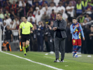 El técnico alemán del FC Barcelona, Hansi Flick, durante el encuentro de la final de la Supercopa de España entre el FC Barcelona y el Real Madrid, este domingo en el estadio Ciudad Deportiva del Rey Abdalá de Yeda (Arabia Saudí). EFE/ Kai Försterling