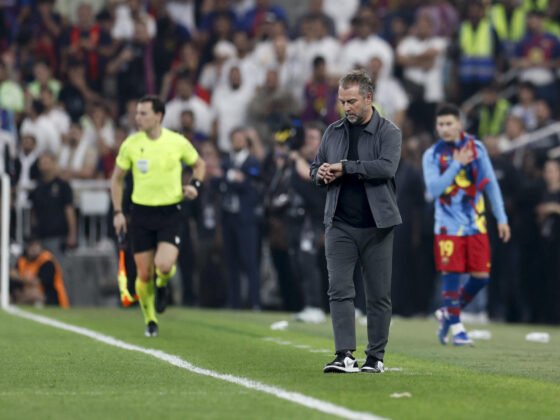 El técnico alemán del FC Barcelona, Hansi Flick, durante el encuentro de la final de la Supercopa de España entre el FC Barcelona y el Real Madrid, este domingo en el estadio Ciudad Deportiva del Rey Abdalá de Yeda (Arabia Saudí). EFE/ Kai Försterling
