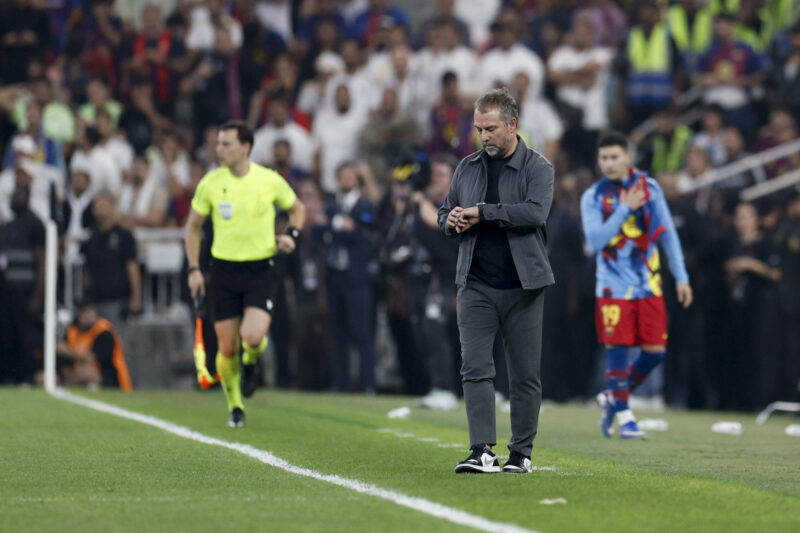 El técnico alemán del FC Barcelona, Hansi Flick, durante el encuentro de la final de la Supercopa de España entre el FC Barcelona y el Real Madrid, este domingo en el estadio Ciudad Deportiva del Rey Abdalá de Yeda (Arabia Saudí). EFE/ Kai Försterling